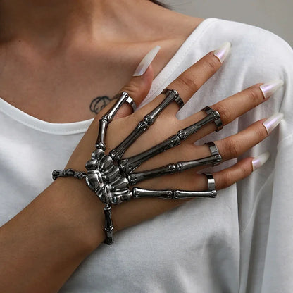 Punk Ghost Skeleton Hand Bracelet – Exaggerated Retro Halloween Skeleton Charm Wristband, Gothic Fashion Cross-Border Jewelry Accessory
