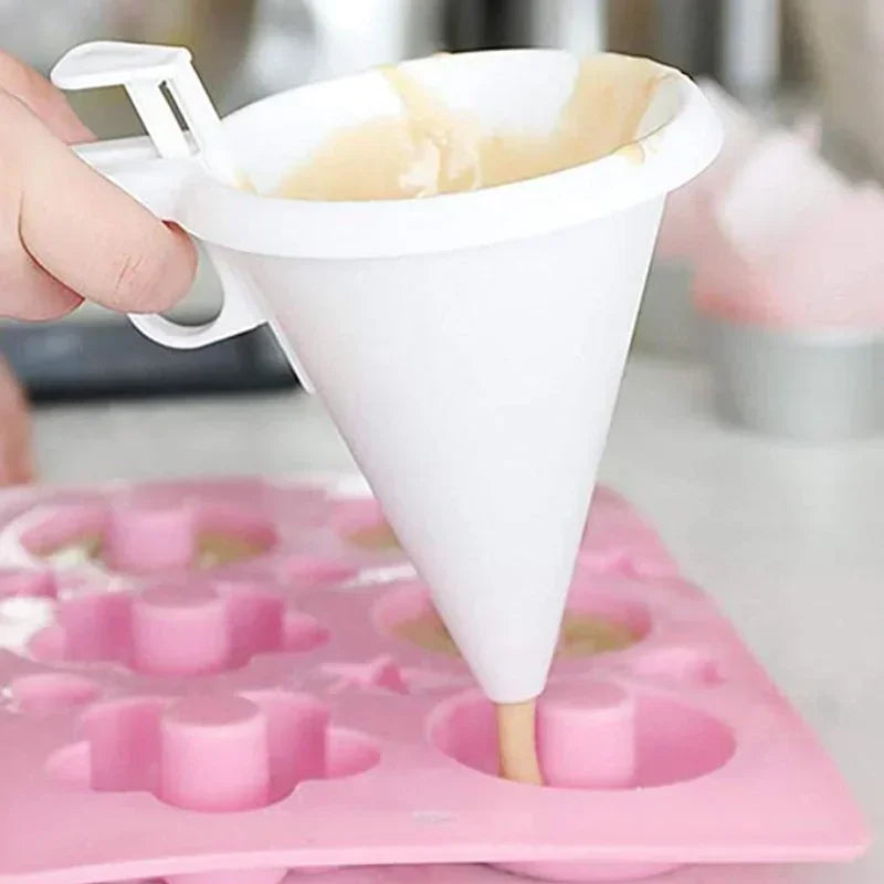 Handheld Batter Dispenser Cup – Precision Cake & Cupcake Baking Tool for Cream, Chocolate & Pastry Portion Control Funnel
