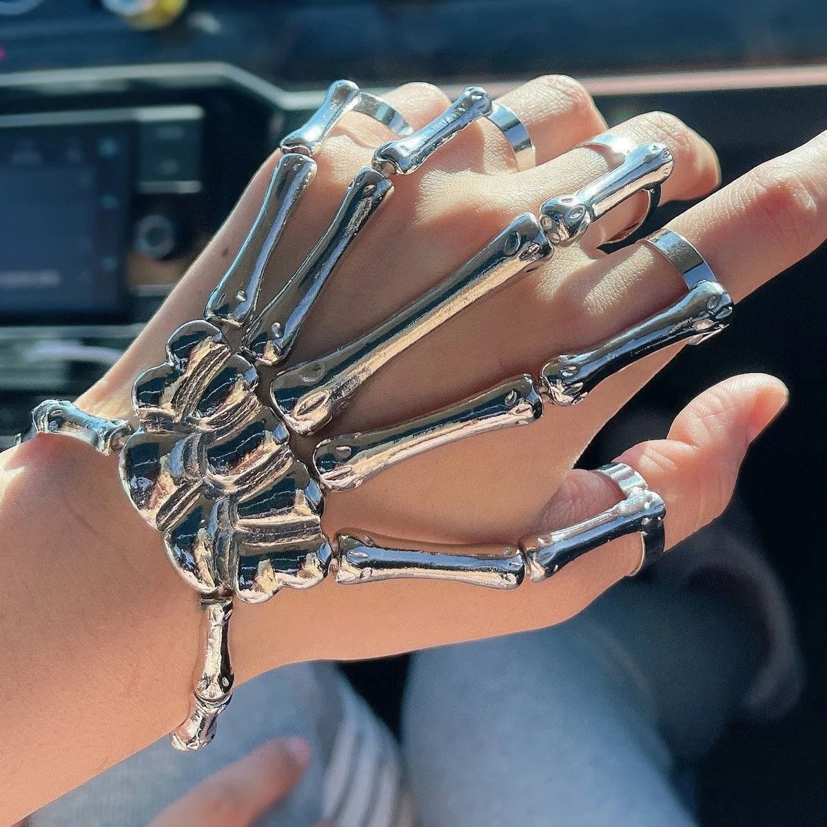 Punk Ghost Skeleton Hand Bracelet – Exaggerated Retro Halloween Skeleton Charm Wristband, Gothic Fashion Cross-Border Jewelry Accessory