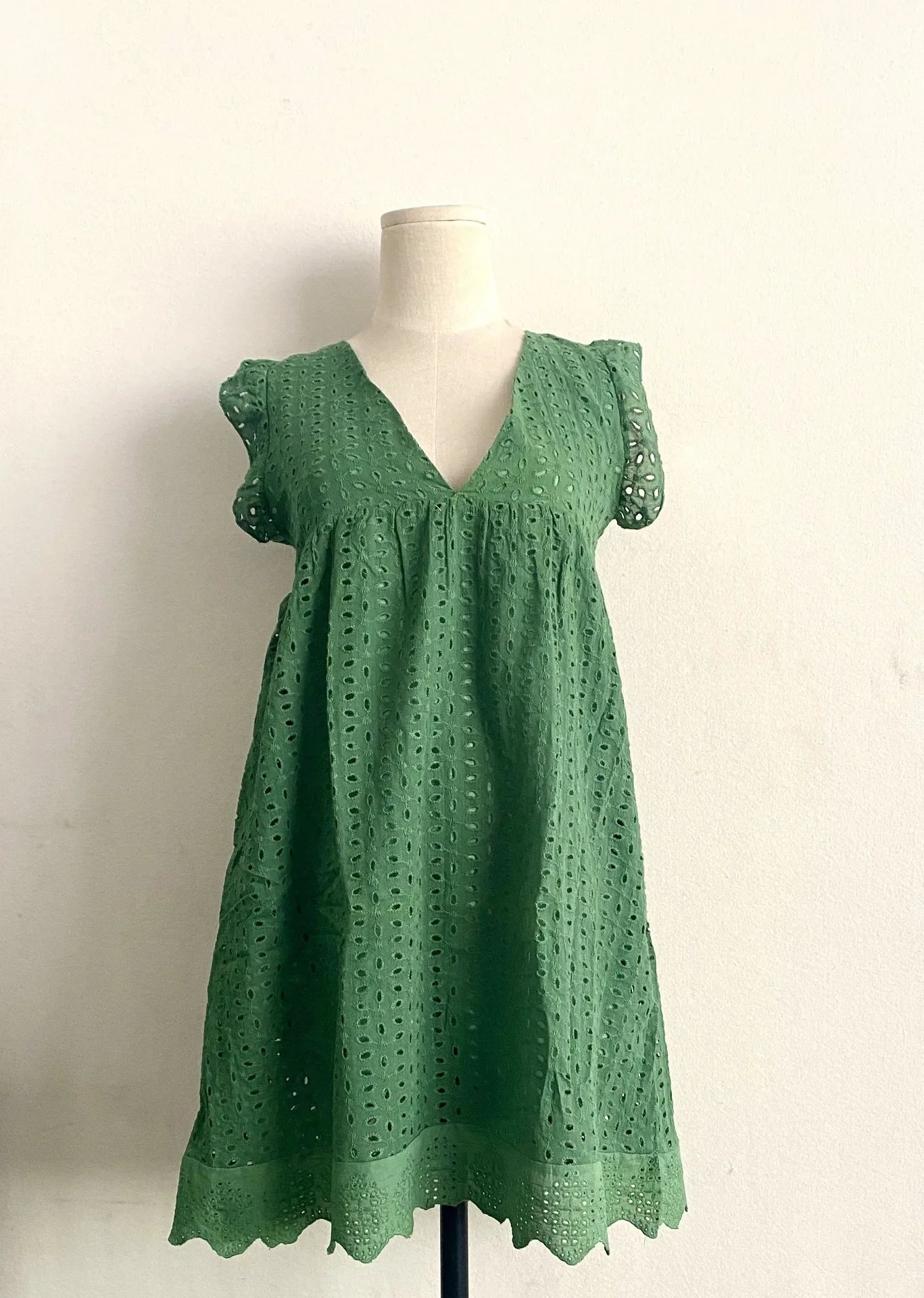 Women's Summer Lace Jacquard V-Neck Dress - Elegant Solid Color Hollow Out Casual Commuting Fashion Style
