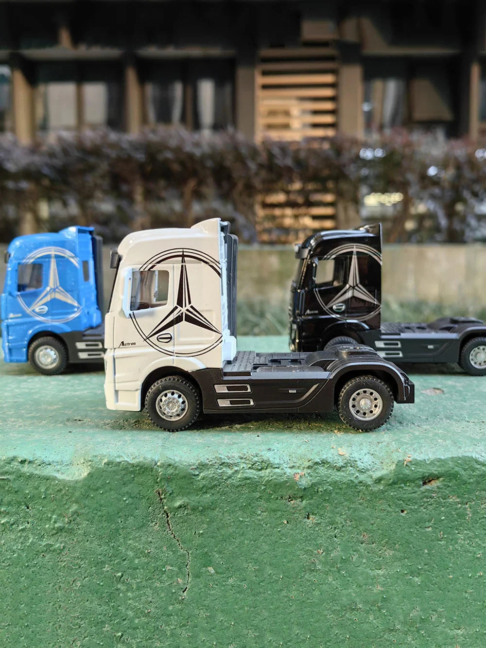 1:50 Large Diecast Alloy Truck Model – Pull-Back Sound & Light Container Transport Vehicle Toy for Boys’ Gifts