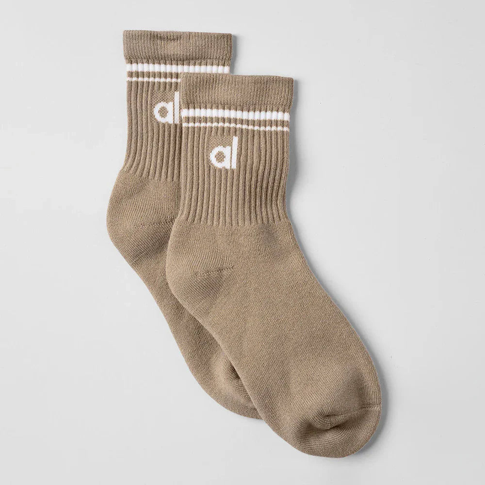 A Women's Soft Cotton Yoga Socks – Mid-Tube Solid Color Casual Socks for Men & Women*