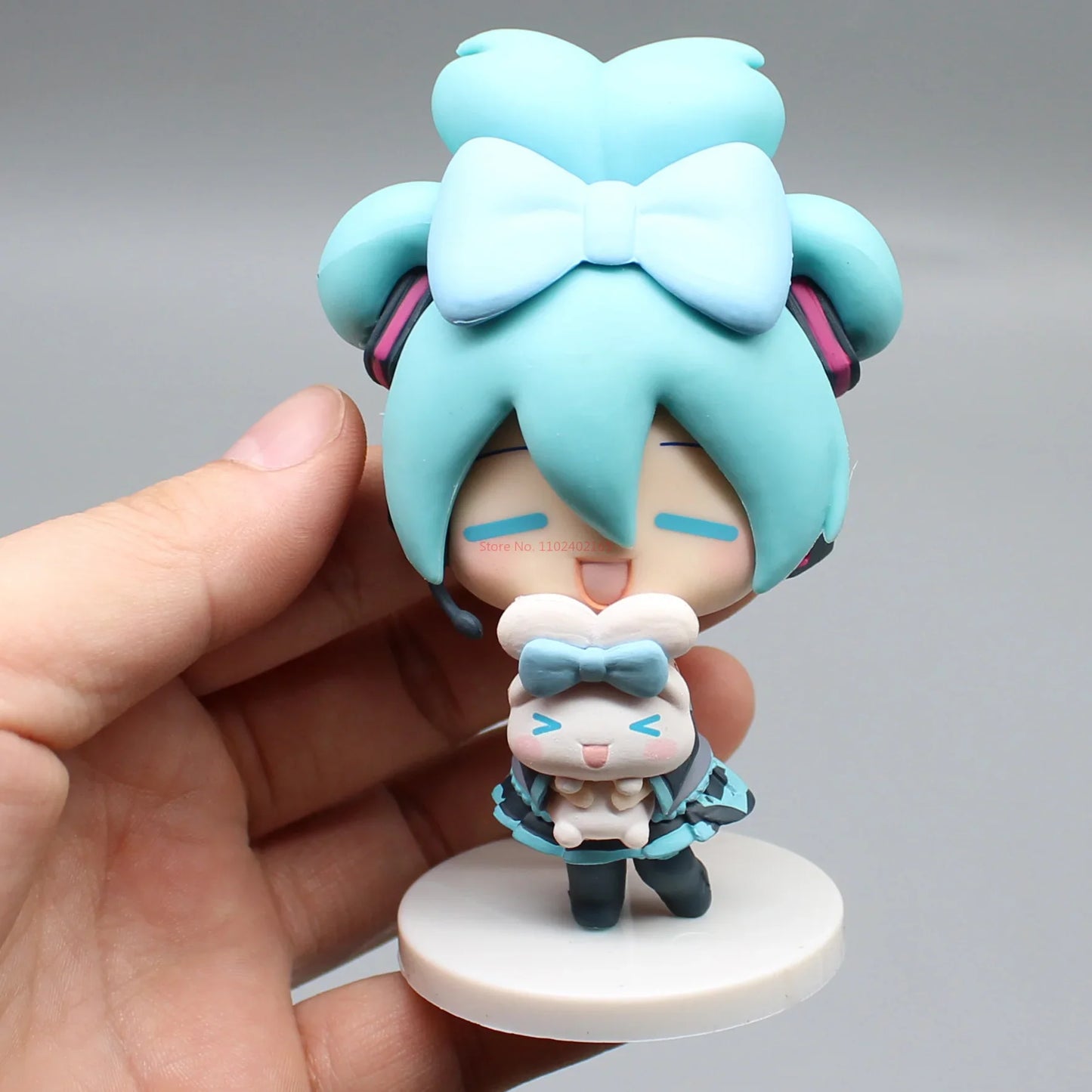 Hatsune Miku Anime Figurine – Holding Cinnamoroll, Bean-Eyed Kawaii Action Figure, Tabletop Decoration & Toy Gift for Children