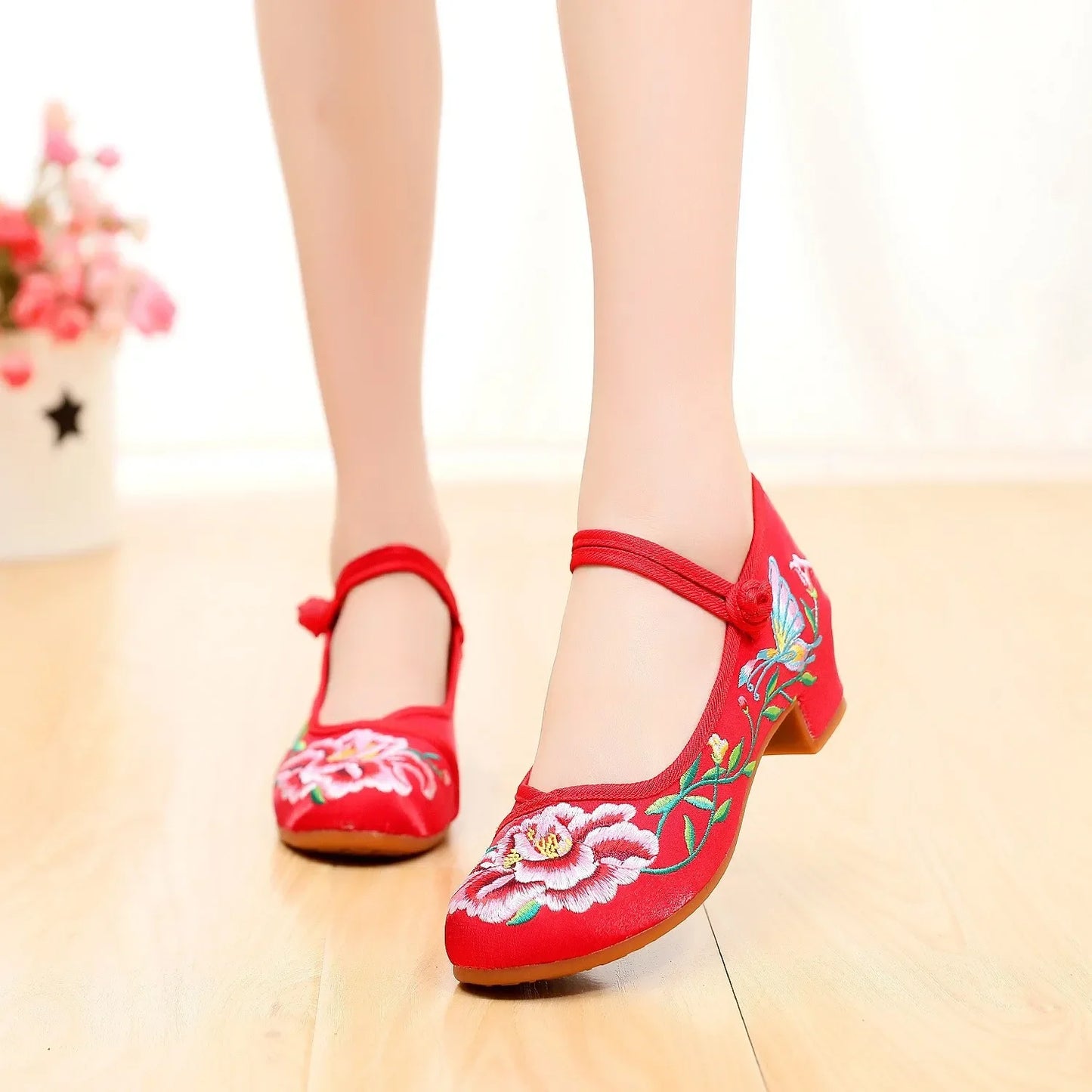 Women’s Embroidered Traditional Shoes - Vintage Chinese Hanfu Qipao Beijing Style Ethnic Dance Footwear