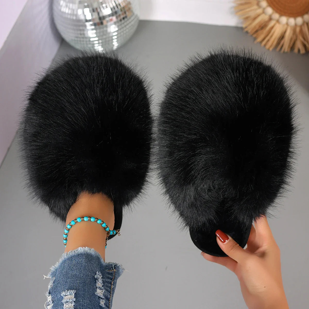 Women’s Winter Fashion Fur Slippers – Fluffy Plush Luxury Outdoor Non-Slip Flat Slides