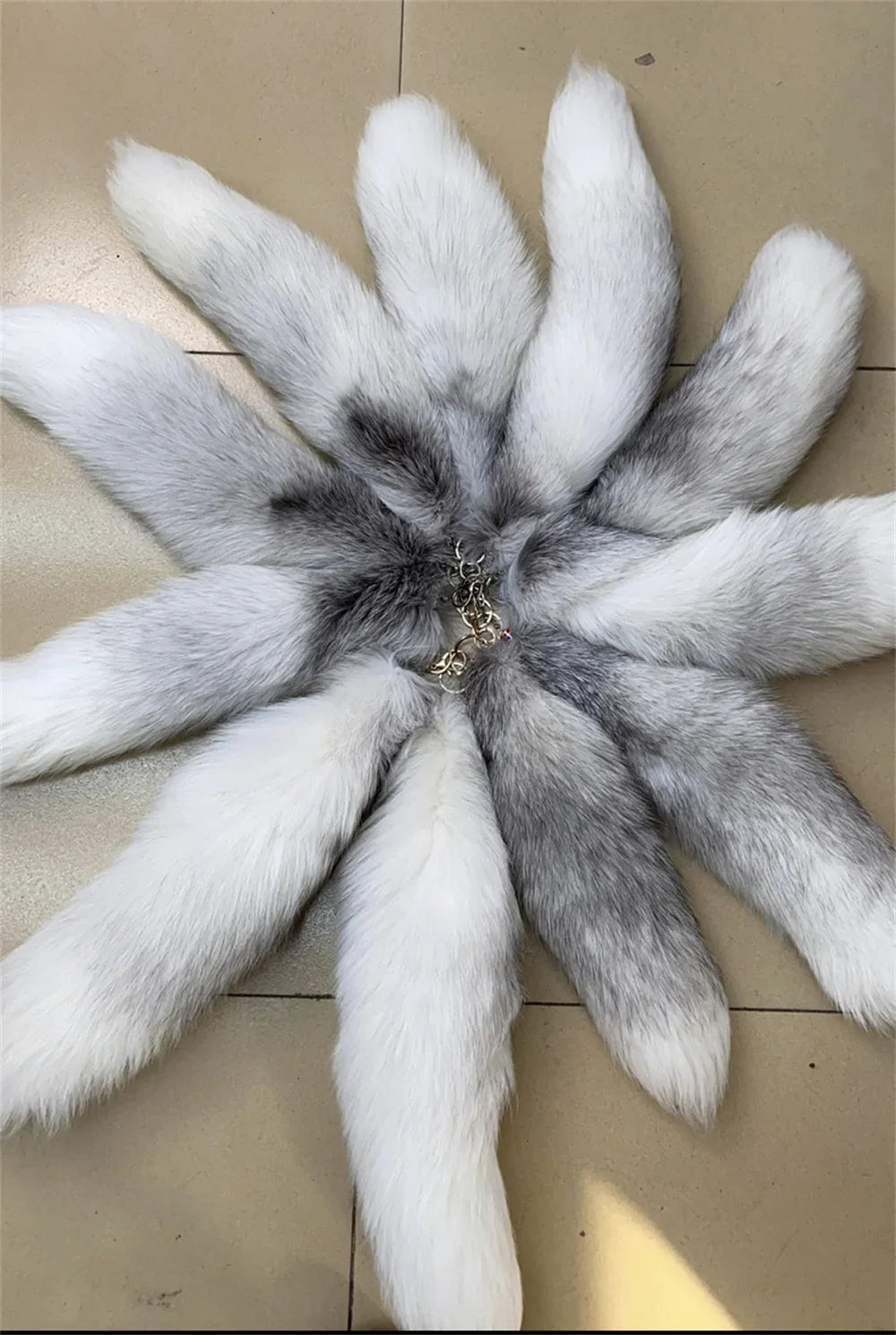 Natural Fox Fur Tail Keychain – 40cm Furry Racoon Bag Charm & Fluffy Keyring Accessory for Women