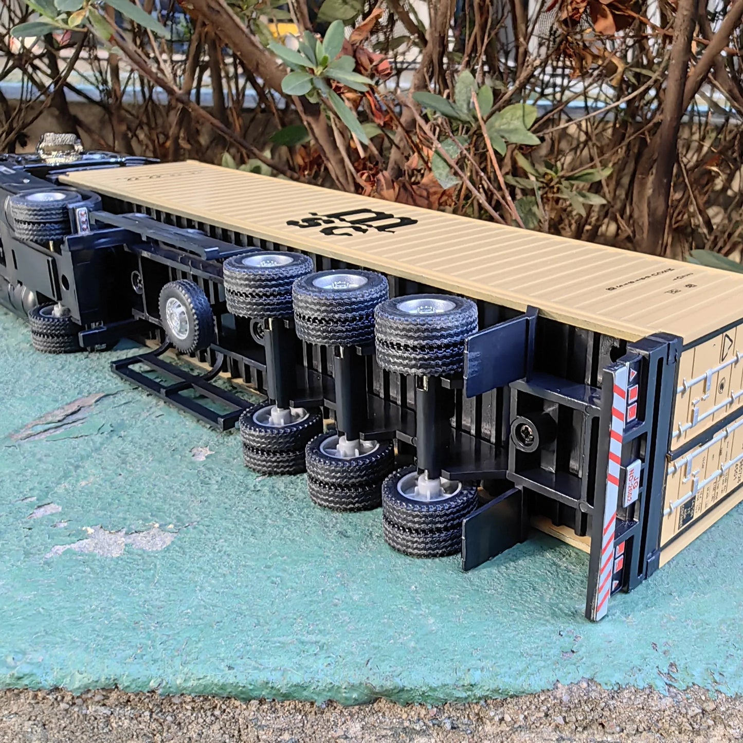 1:50 Large Diecast Alloy Truck Model – Pull-Back Sound & Light Container Transport Vehicle Toy for Boys’ Gifts