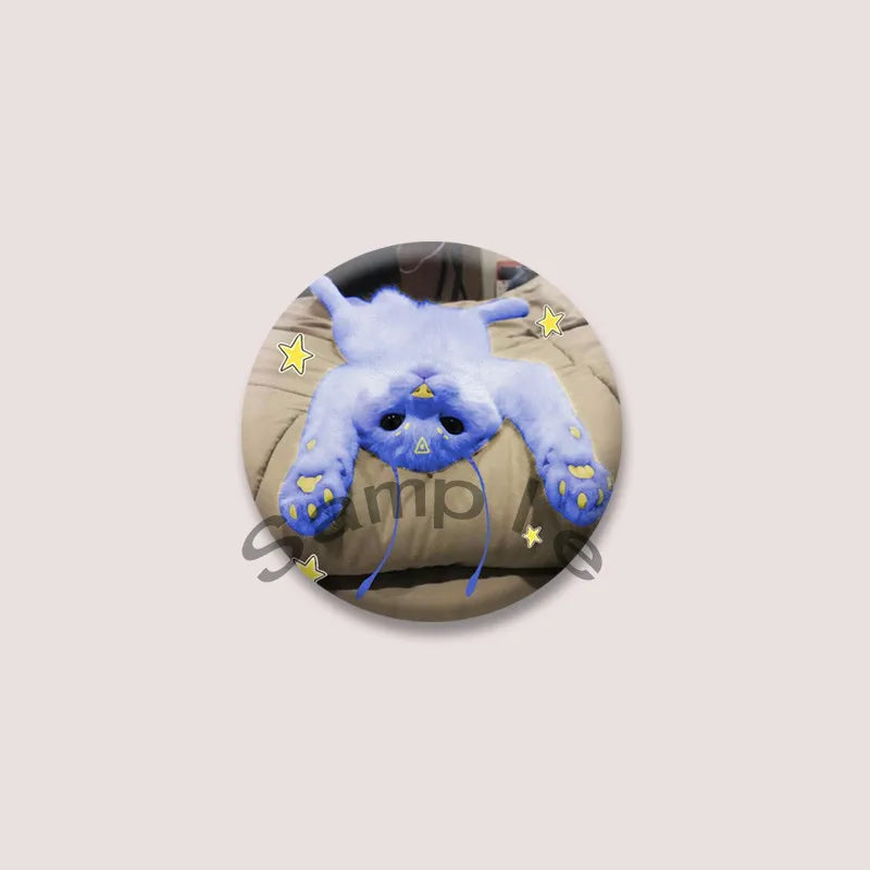 Cute Green Alien Cat Round Badge – Funny Cartoon Animal Brooch Pin for Backpack, Lapel & Gifts