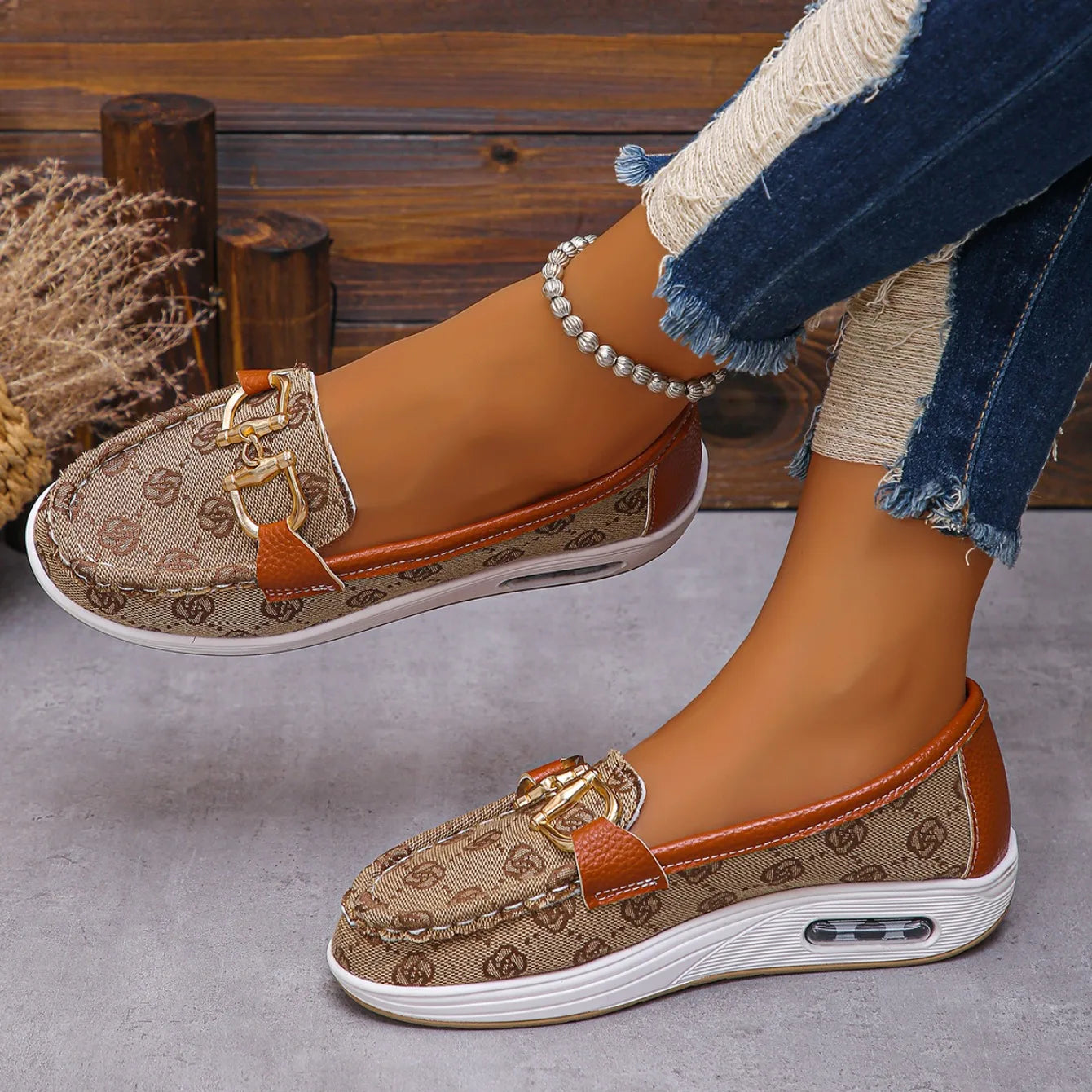 2024 Autumn Women’s Retro Flat Shoes – Fashionable Round Toe with Metal Decoration, Casual Designer Footwear