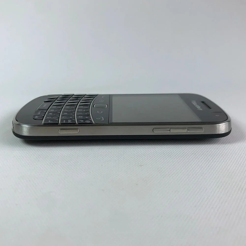 BlackBerry Bold Touch 9900 3G Unlocked Mobile Phone – QWERTY, 2.8" Screen, 5MP Camera, 8GB ROM, BlackBerryOS Dakota Magnum