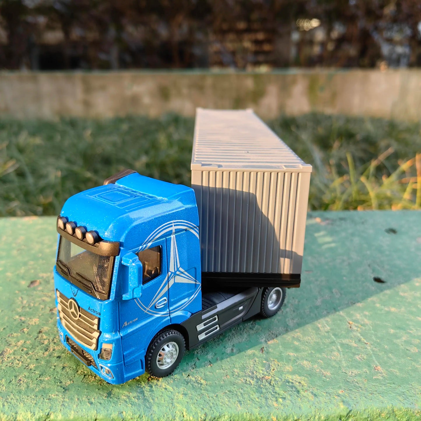 1:50 Large Diecast Alloy Truck Model – Pull-Back Container Toy with Sound & Light for Boys’ Gifts