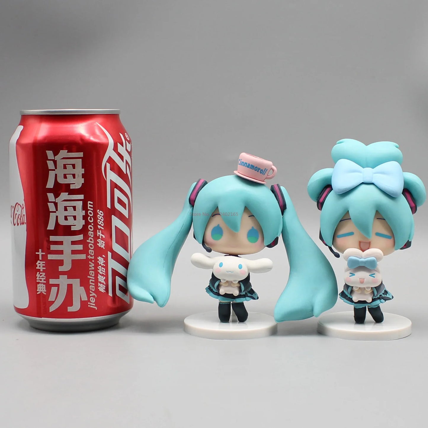 Hatsune Miku Anime Figurine – Holding Cinnamoroll, Bean-Eyed Kawaii Action Figure, Tabletop Decoration & Toy Gift for Children