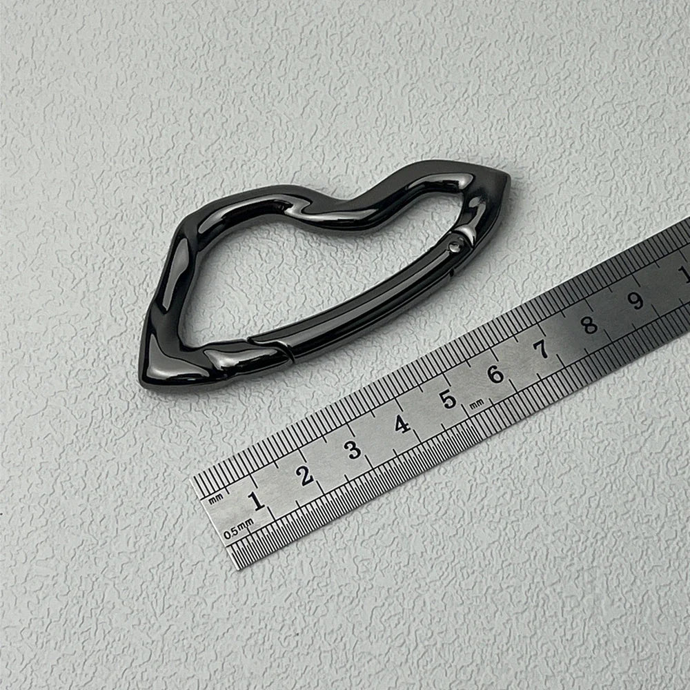 Twisted Metal Carabiner Keychain – Multifunctional Gothic Key Ring for Backpack & Waist Hanging Decor