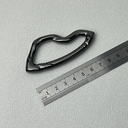 Twisted Metal Carabiner Keychain – Multifunctional Gothic Key Ring for Backpack & Waist Hanging Decor