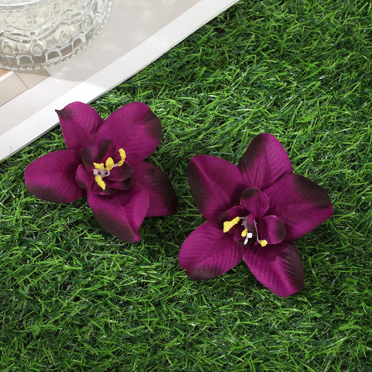 Simulated Orchid Flower Hairpins – White & Pink Hair Clips for Women, Summer Travel Seaside Fashion Headwear