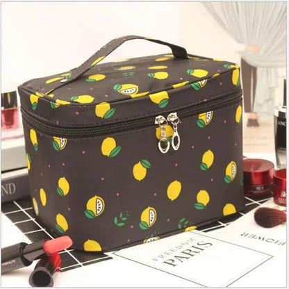 Large Capacity Geometric Pattern Makeup Storage Bag: Cute & Waterproof Travel Accessory in Urban Simple Style - Unisex Polyester Material