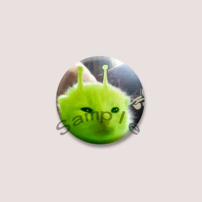 Cute Green Alien Cat Round Badge – Funny Cartoon Animal Brooch Pin for Backpack, Lapel & Gifts
