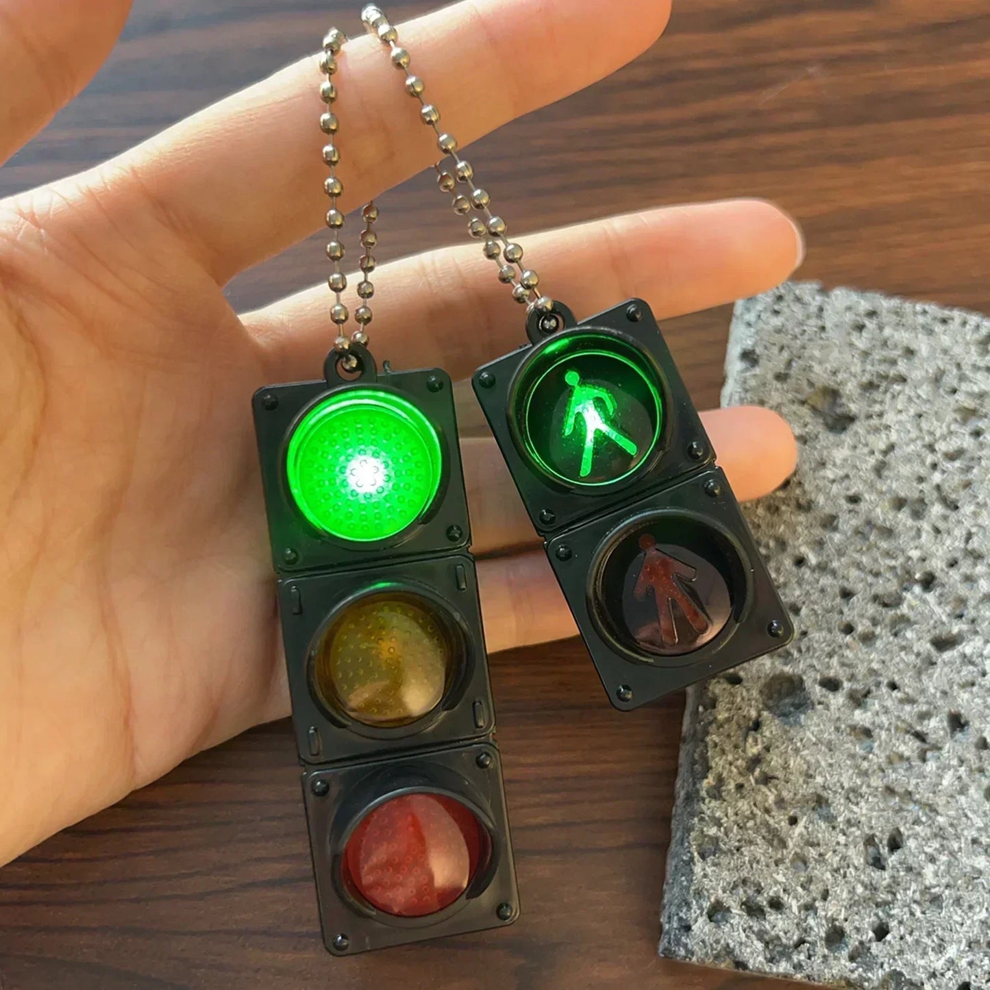1/4Pcs Mini Simulation Electronic Traffic Light Keychain – LED Pedestrian Light Toy for Kids’ Learning & Gifts