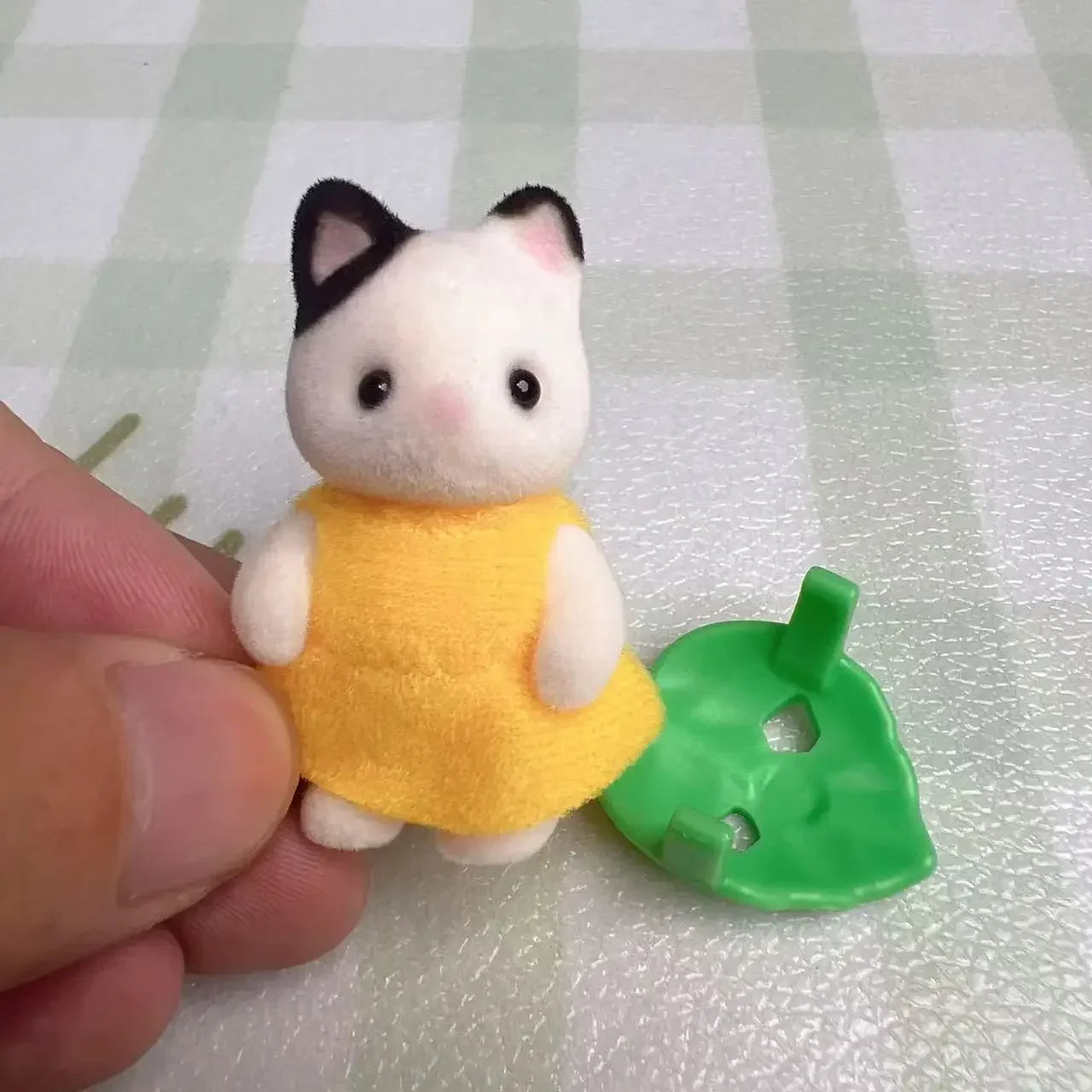 Sylvanian Families Blind Keychain Accessories – Original Mini Figures & Kids’ Toy Kitchen Set