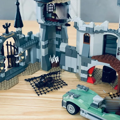 MINISO 940pcs Vampire Castle Building Blocks – DIY Monster Cart Toy for Boys Halloween Gift