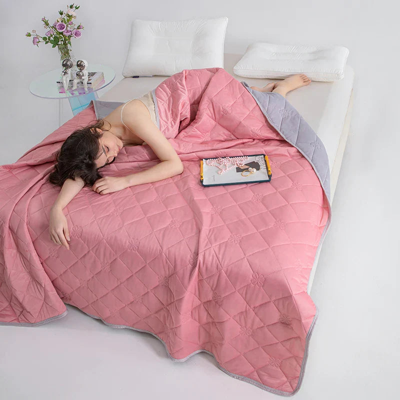 Grade A Cooling Summer Blanket – Lightweight Breathable Cooling Comforter for Bed, Soft Air-Conditioned Quilt (King/Queen Size)