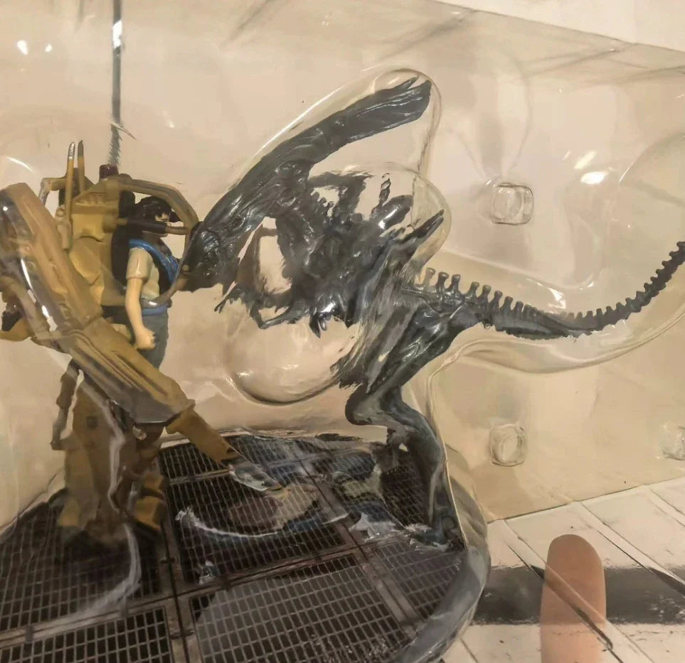 Alien Queen vs. Loading Robot PVC Figure — 14cm Collectible Model Toy