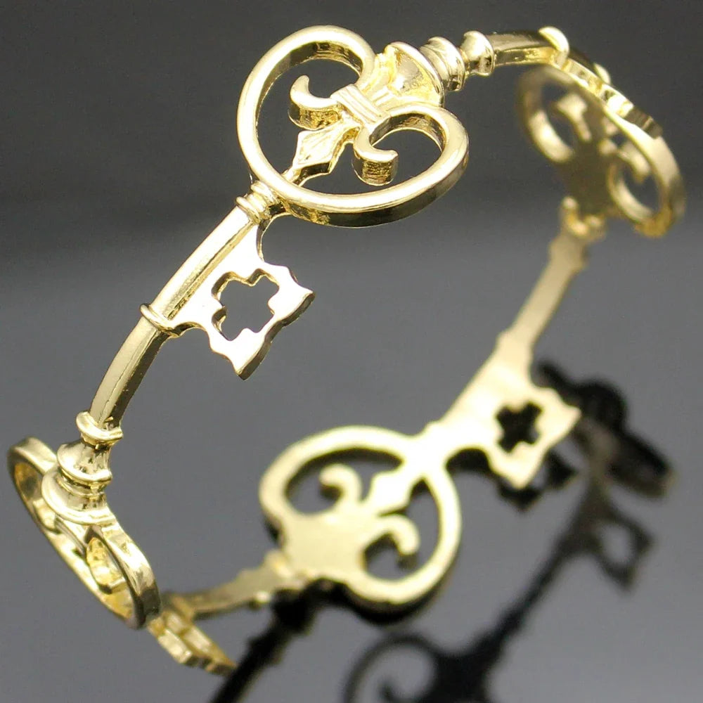 Victorian Skeleton Key Bracelet - Vintage Unisex Punk Cuff Bangle with Gothic Charm Design