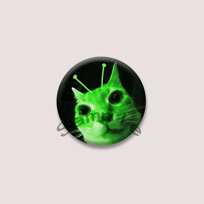 Cute Green Alien Cat Round Badge – Funny Cartoon Animal Brooch Pin for Backpack, Lapel & Gifts
